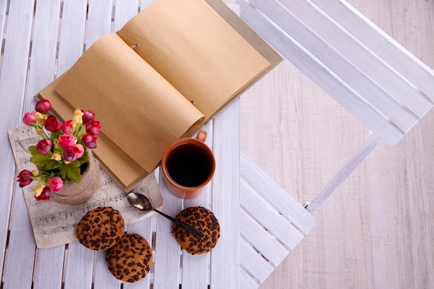 Książka kucharska i filiżanka kawy